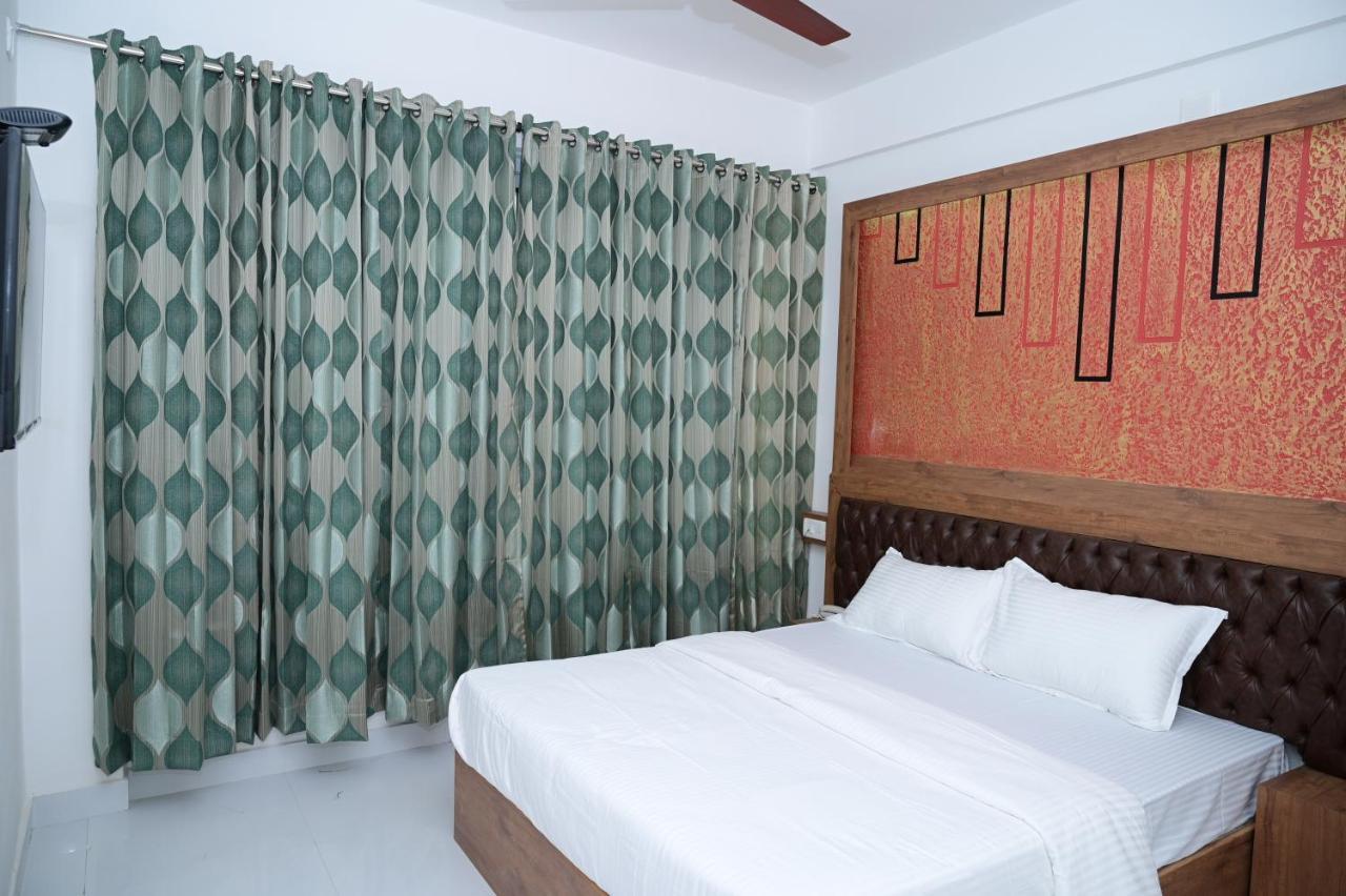 B Six Hotel Бангалор Екстериор снимка