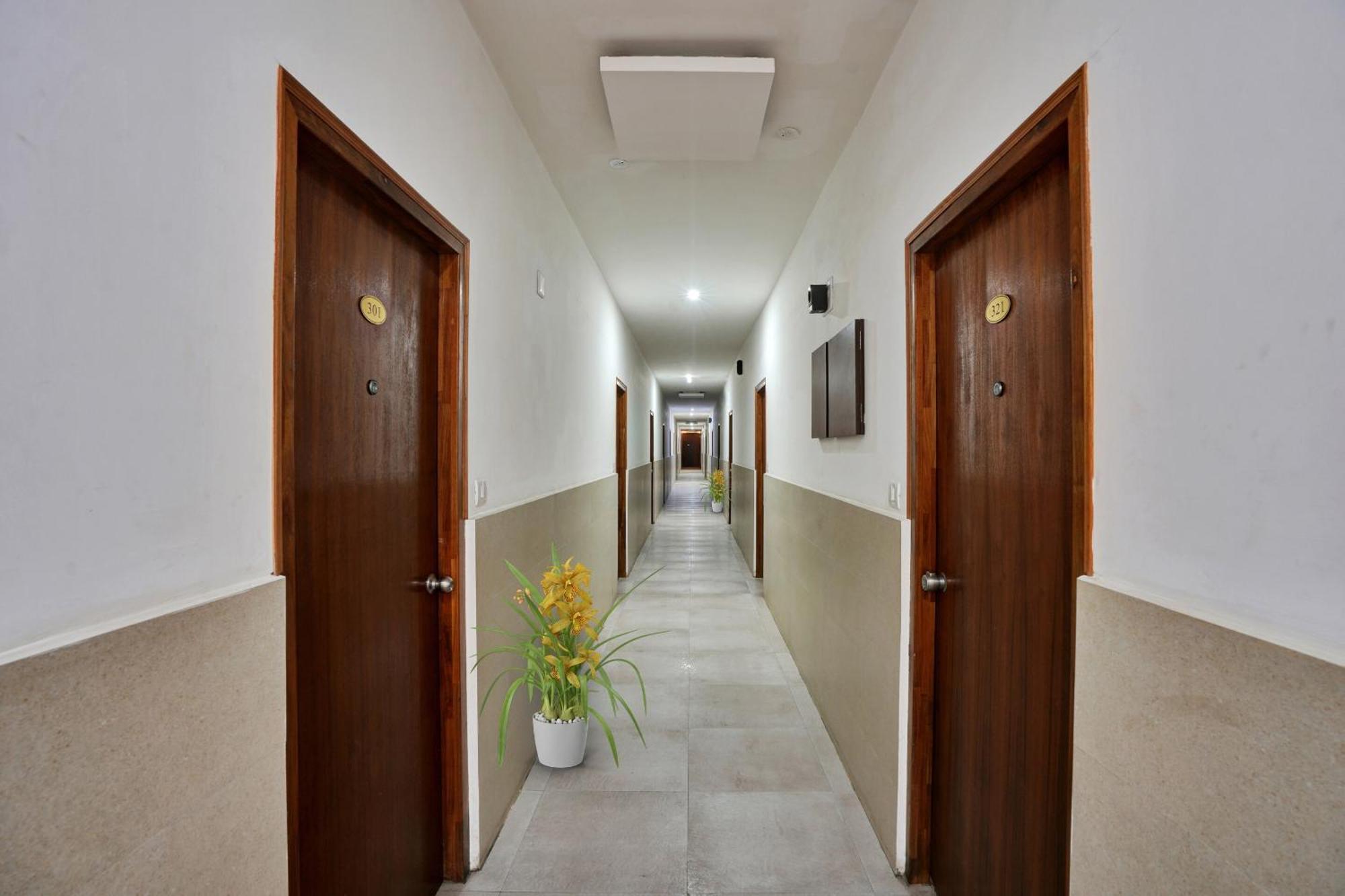 B Six Hotel Бангалор Екстериор снимка