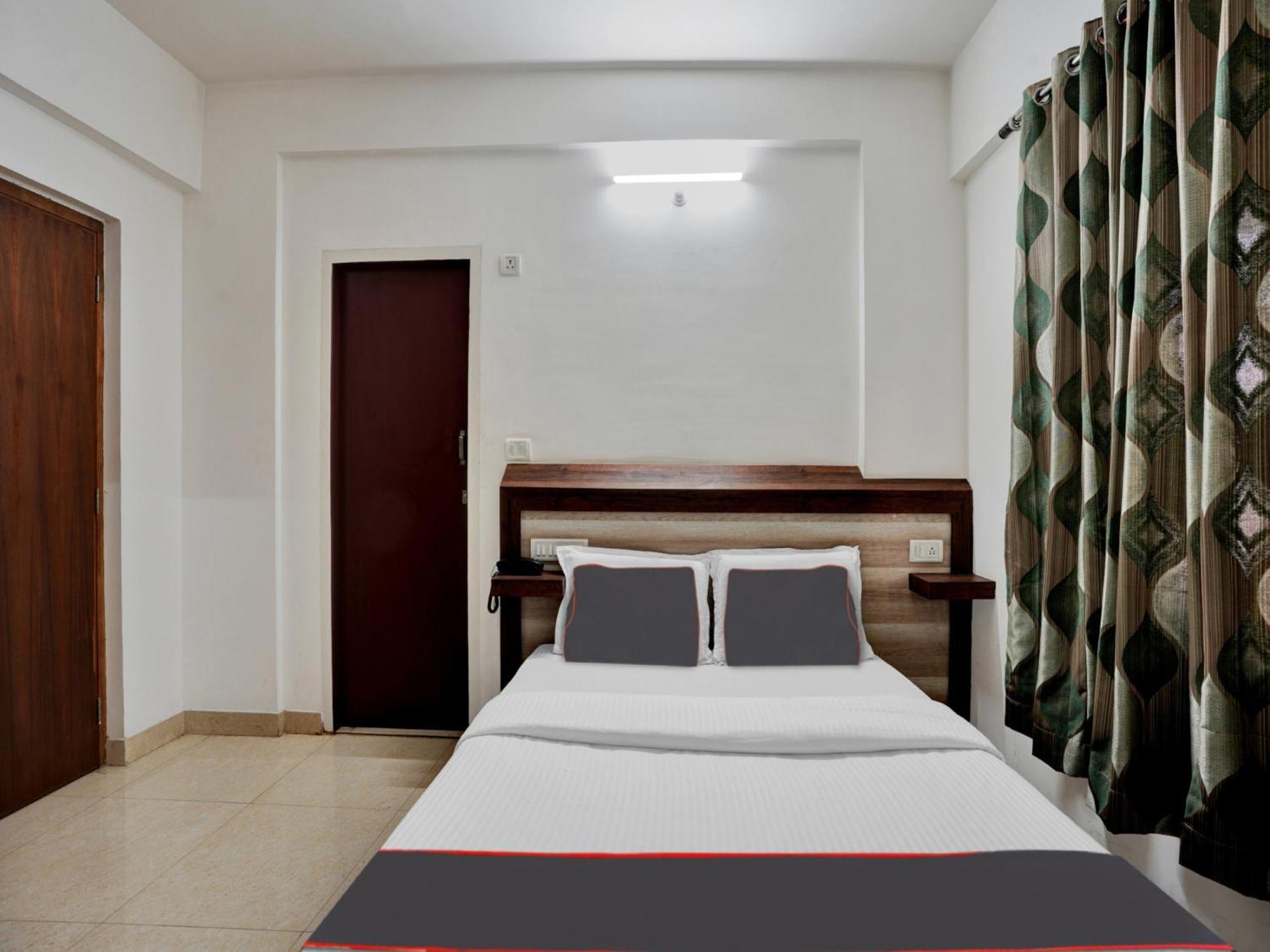 B Six Hotel Бангалор Екстериор снимка