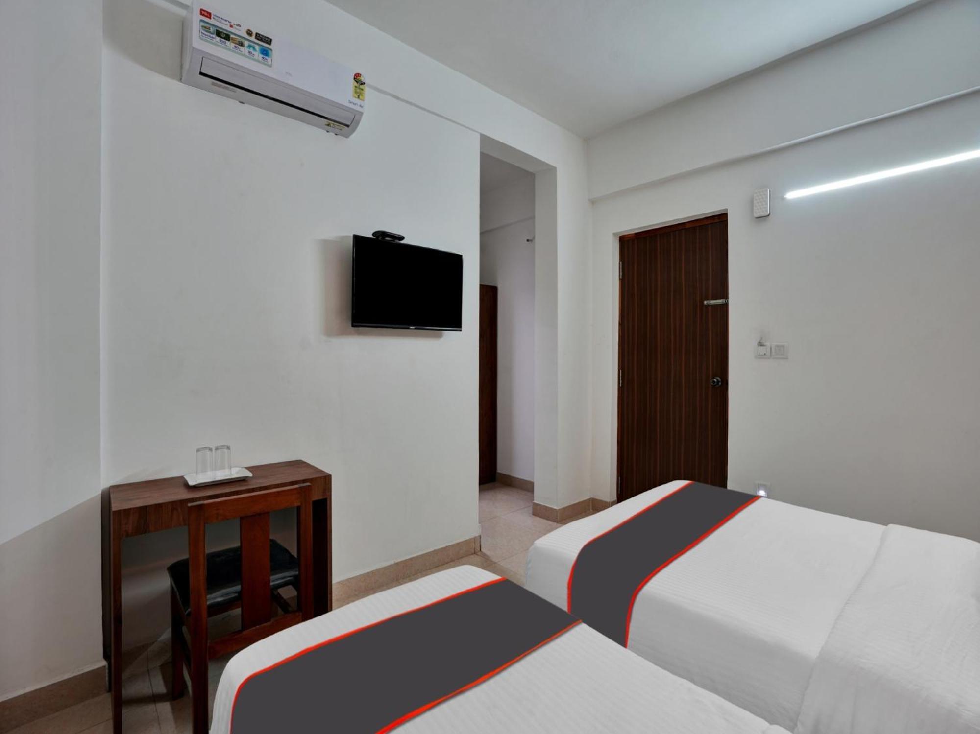 B Six Hotel Бангалор Екстериор снимка